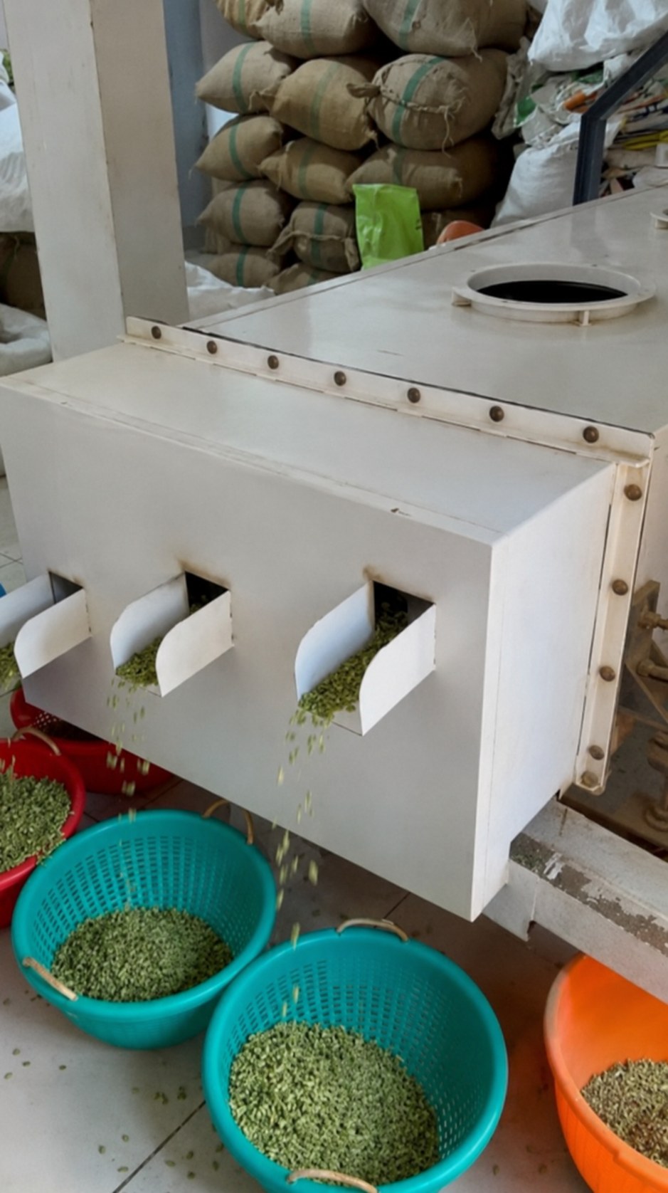 Cardamom sorting machine with cleaned surface and no printed text